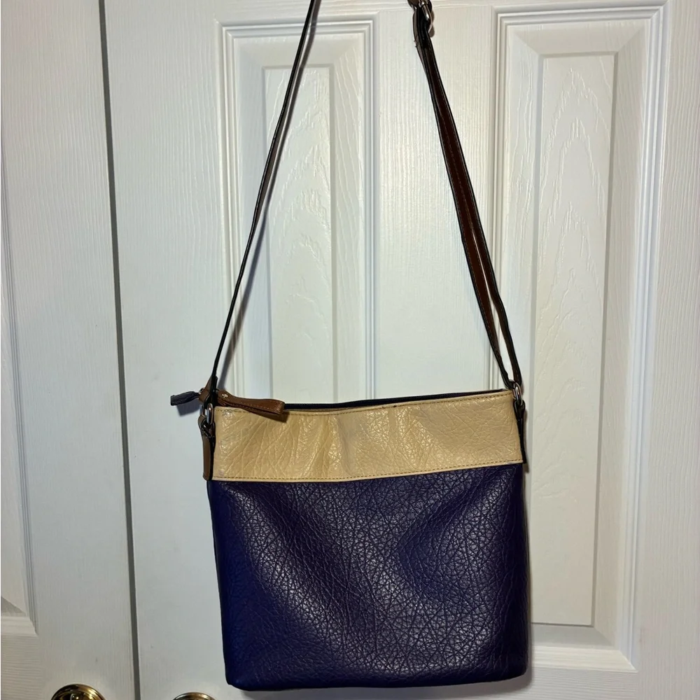 Two-Tone Leather Shoulder Bag with adjustable strap - Picture 4 of 9